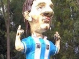 В Аргентине на удачу сожгли огромную куклу Месси (ФОТО) 