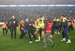 Trabzonspor fans fought with Fenerbahçe players on the pitch (PHOTO, VIDEO)
