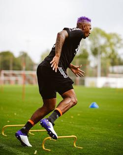 Футболист «Баварии» кардинально изменил имидж, покрасив волосы в фиолетовый цвет (ФОТО)