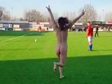 В Нидерландах клуб обвинил в поражении девушку, которая голой выбежала на поле (ВИДЕО)