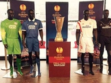 Манекены «Днепра» и «Севильи» уже охраняют Кубок Лиги Европы в Варшаве (ФОТО) 