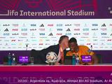Луї ван Гал поцілував Дензела Думфріса на пресконференції (ФОТО)