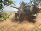 Polnische 155-mm-Selbstfahrlafetten "KRAB" stürmen über die Felder der Ukraine in die Stellung. Spektakuläres Spektakel