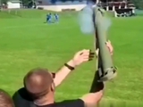 W Chorwacji kibic wystrzelił granat z napędem rakietowym podczas meczu piłki nożnej (WIDEO)