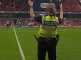 В Англии женщина-полицейский заняла пост резервного арбитра в товарищеском матче