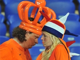 Голландские болельщики просят харьковчан поддержать их сборную в матче с Португалией