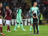 Во время матча Латвия — Португалия мальчик выбежал на поле и обнял Роналду (ФОТО, ВИДЕО)