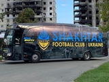Shakhtar zeigte ein neues Design ihres Busses. Vereinslogo und Mannschaftsname darauf sind jetzt in den Farben der Flagge der Uk