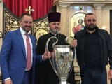 Глава ФФУ, нардеп от БПП Павелко притащил своему свату, криминальному авторитету Нарику, Кубок европейских чемпионов