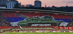 Fans von Crvena Zvezda hielten beim Spiel gegen Fiorentina ein provokantes Transparent hoch: "Wann kehrt die Armee in den Kosovo