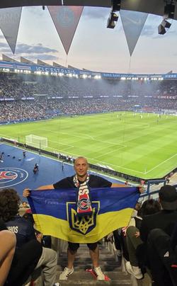 Адміністрація стадіону в Парижі вигнала військового з трибун за український прапор (ФОТО)