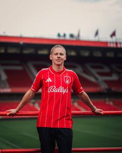 «Ноттингем Форест» презентовал Зинченко (ФОТО)