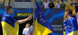 Флаг Украины, с которым Мигаль станцевал гопак во время матча СССР — ГДР на Олимпиаде 1976 года, подняли перед открытием УПЛ