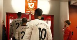 Форвард «Манчестер Юнайтед» доторкнувся до таблички «This is Anfield» перед матчем із «Ліверпулем». Гравець пояснив чому (ФОТО)