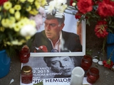 В Москве во вторую годовщину со дня убийства Немцова сотрудники мэрии ночью уничтожили его мемориал.