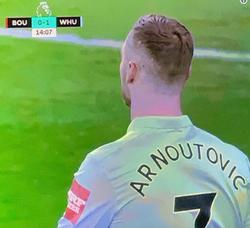 Арнаутович провел матч в футболке с неправильно написанной фамилией (ФОТО)
