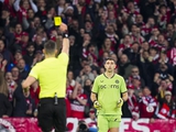 Skandalizujący argentyński bramkarz Emiliano Martinez otrzymał dwie żółte kartki w meczu Ligi Konferencyjnej, ale nie został zaw
