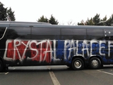 Болельщики «Кристал Пэлас» по ошибке разрисовали автобус своей команды (ФОТО)