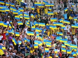 Beim Spiel zwischen Shakhtar und Real Madrid werden die Fans auf der Tribüne die Flaggen der Ukraine und Polens formen