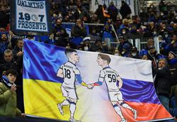 Зозуля про банер, на якому Малиновський і Міранчук тримаються за руки: «Вони можуть ці плакати собі в дупу засунути» (ФОТО)