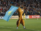 Во время матча Казахстан — Турция на поле выбежала «белка» (ФОТО)