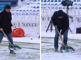 Мирча Луческу лично убирал лопатой снег с поля перед матчем с «Олимпиком» (ФОТО)