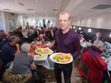 Стивен Нейсмит организовал праздничный ужин для бездомных Глазго (ФОТО)