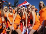  Голландских фанаток вывели со стадиона за платья