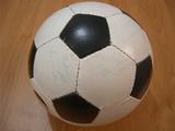На аукционе для нужд бойцов АТО выставлен мяч с подписями динамовцев начала 2000-х