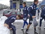 Норвежский тренер посадил футболистов голыми… в снег