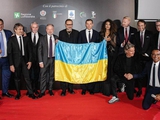 Die Flagge der Ukraine mit der Unterschrift von Präsident Selenskyj wurde für 110.000 Euro verkauft. Das Geld wird für den Wiede
