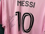 Messi gave Zaluzhnyi a T-shirt with his autograph (PHOTOS)