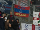 Вболівальники «Крістал Пелес» вивісили банер на підтримку України під час матчу проти «Динамо» (ФОТО)