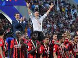 У главного тренера «Милана» украли чемпионскую медаль прямо во время празднования на стадионе
