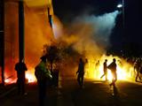Сотни фанатов «Фейеноорда» атаковали офис руководства клуба (ВИДЕО)