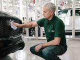 Жозе Моуринью поработал механиком на заводе Jaguar Land Rover (ФОТО)