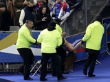 После матча Франция — Украина со стадиона вынесли полуголую девушку (ФОТО)