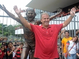 Возле стадиона «Фламенго» установили статую Зико
