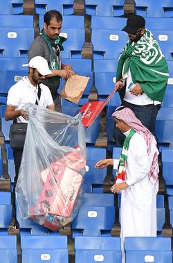 Болельщики сборной Саудовской Аравии сами убрали трибуны стадиона после матча (ФОТО)