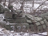 Украинские бойцы взяли в плен экипаж заблудившегося российского танка Т-72, который случайно выехал на блокпост сил АТО.