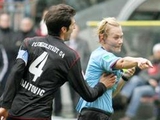 В Германии игрок схватил арбитра за грудь