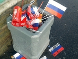 Нападающий «Динамо» скупил все флажки России в сувенирном магазине и на глазах россиян выбросил их в мусорник