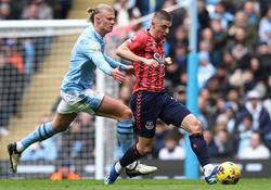 «Он был далеко неубедительным в защите...», — британская пресса об игре Миколенко в матче против «Манчестер Сити»
