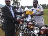 Клуб из Уганды подарил футболистам мотоциклы для подработки таксистами