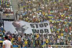 Украинские болельщики во время матча Украина — Армения подняли баннер с Путиным в презервативе (ФОТО)