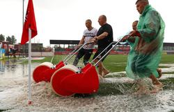 Початок матчу «Кривбас» — «Металіст» відкладено через зливу (ФОТО)