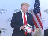Президент ФИФА подарил мяч президенту США Трампу
