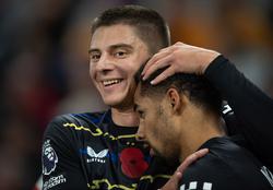 «Он может сделать с мячом всё что угодно. Самый техничный игрок АПЛ» — Виталий Миколенко о своём одноклубнике