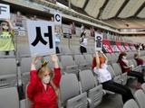 В Южной Корее во время матча на трибунах стадиона разместили секс-кукол (ФОТО)