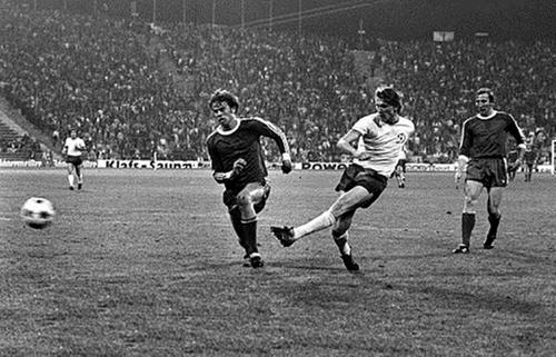 «Пробежал полполя, обыграл четырех соперников и забил». Олег Блохин вспомнил свой легендарный гол